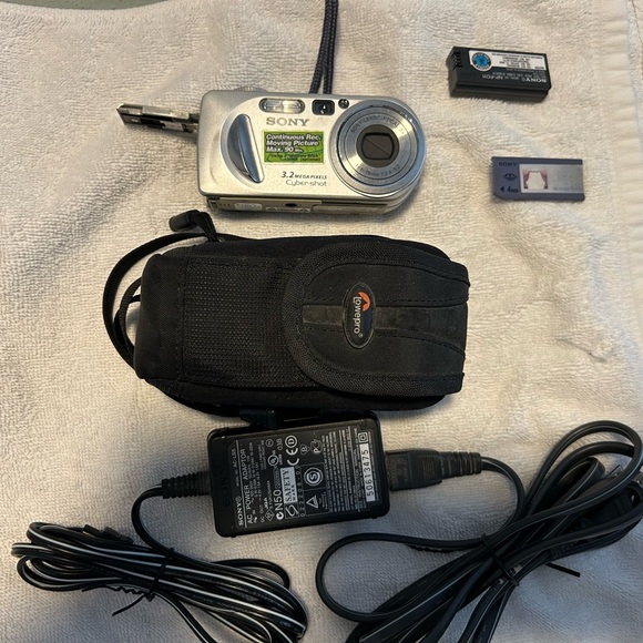 Sony DSCP8 Cyber-shot 3.2MP Digital Camera w/ 3x Optical Zoom - Picture 11 of 13